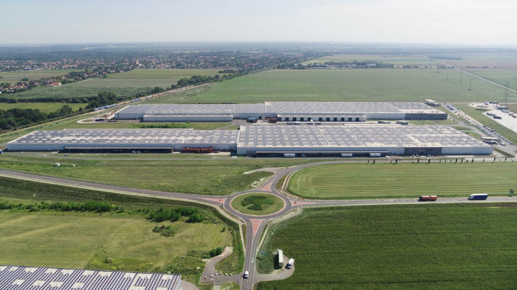 A több mint 36 000 napelemből álló napelempark az Audi Hungaria két logisztikai központjának tetején.