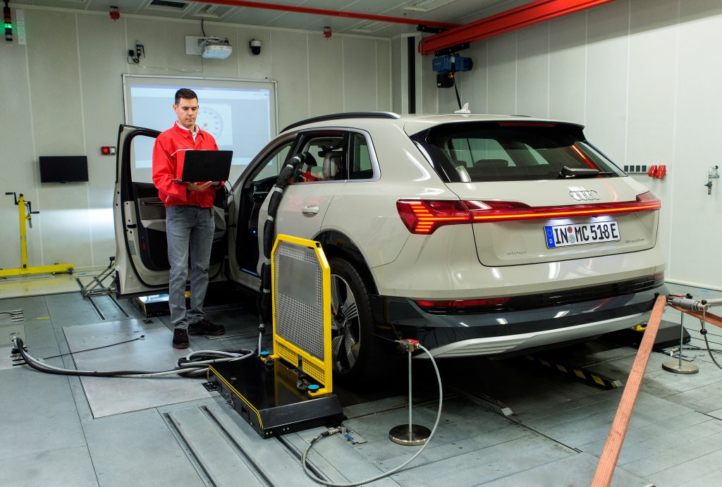 Audi Műszaki fejlesztés 20  Görgős vizsgálópad a járművek akusztikai, szilárdságtani és energiagazdálkodási analíziséhez