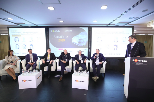A panelbeszélget és résztvevői (b-j): Szabo Eva, ügyvezető igazgató, GEDIA Hungary Kft.; Simon István, tulajdonos, SIMON Műanyag feldolgozó; Nagy Mihály, országkoordinátor, Continental Csoport Magyarország; Körtvélyessy Géza, adminisztratív ügyvezető igazgató, Kirchhoff Hungária Kft.; Győri Imre, ügyvezető igazgató, Magyarmet Finomöntöde Kft.; Fonyódi Levente, ügyvezető igazgató, Valeo Auto-Electric Magyarország Kft.; Moderátor: Kilián Csaba, ügyvezető főtitkár, Magyar Gépjárműipari Egyesület. | © Portfolio